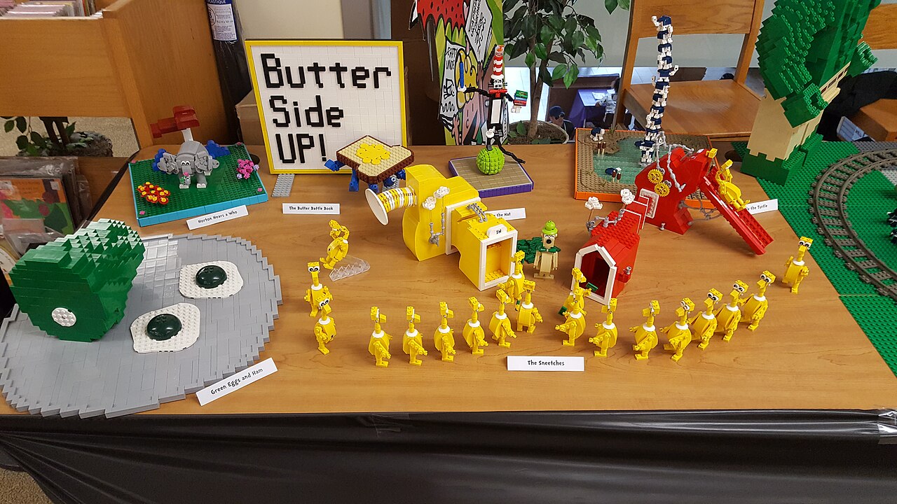 Scènes de livres de Dr. Seuss reconstituées en briques LEGO sur une table